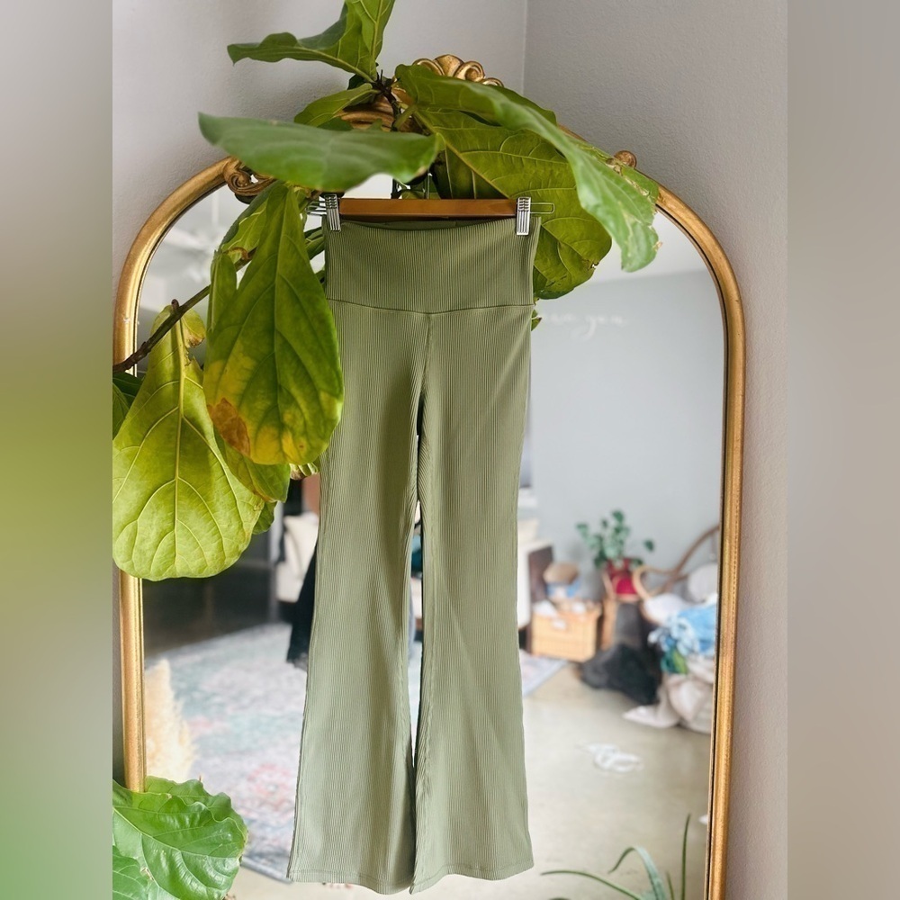Athleta ribbed flare crop sage green pants Xs